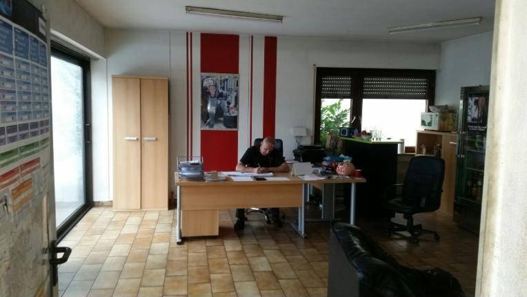 Kundenbüro mit Schreibtisch