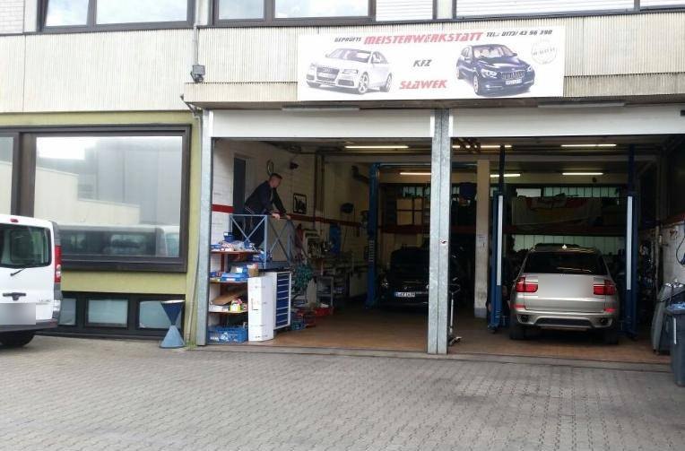 Werkstatt von außen mit Schild Meisterwerkstatt