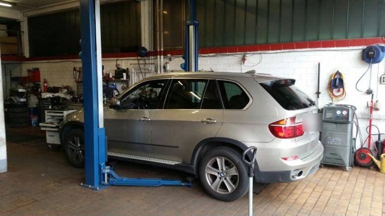 Auto auf der Hebebühne in der Werkstatt